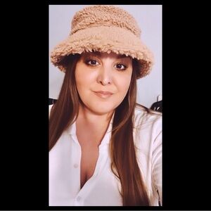 Abercrombie & Fitch Sherpa
Bucket Hat